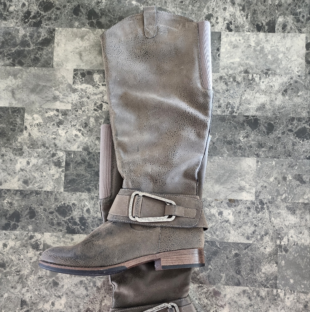 Levity Stylish Women's Knee-High Boots in Gray. Brand New. 8 1/2